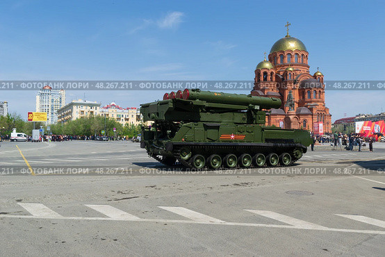 Самоходная пусковая установка зенитного ракетного комплекса БУК-М3 с транспортно-пусковыми контейнерами. Волгоград, улица Мира, Россия. Редакционное фото, фотограф Андрей Цыганков / Фотобанк Лори