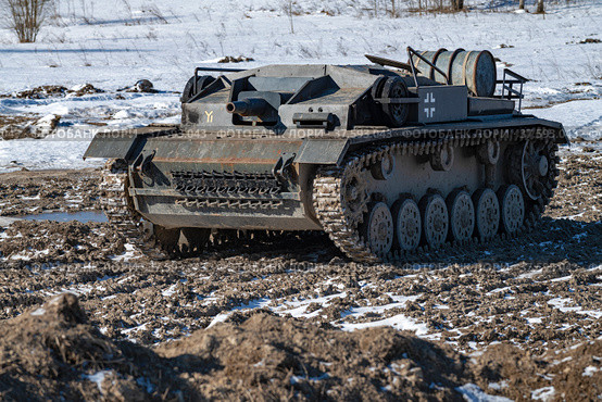 Самоходное штурмовое орудие Sturmgeschütz III (StuG III)  на танковом полигоне солнечным мартовским днем. Военно-исторический  парк "Стальной десант", Красное Село (2022 год). Редакционное фото, фотограф Виктор Карасев / Фотобанк Лори