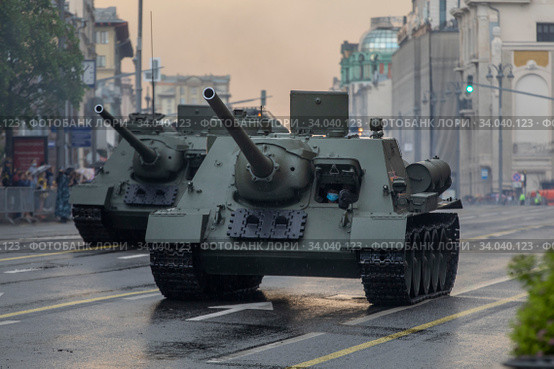 Самоходные артиллерийские установки СУ-100 периода Великой Отечественной войны ждут начала репетиции военного парада в ознаменование 75-летия Победы в Великой Отечественной войне 1941-1945 годов на Тверской улице города Москвы, Россия (2020 год). Редакционное фото, фотограф Николай Винокуров / Фотобанк Лори