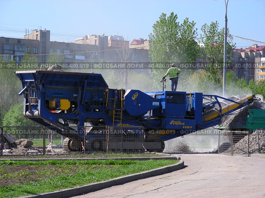 Самоходный комплекс первичного дробления Sandvik Fintec 1107. Реконструкция Гольяновского пруда. Город Москва (2011 год). Редакционное фото, фотограф lana1501 / Фотобанк Лори
