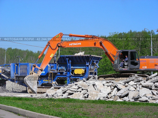 Самоходный комплекс первичного дробления Sandvik Fintec 1107. Реконструкция Гольяновского пруда. Город Москва (2011 год). Редакционное фото, фотограф lana1501 / Фотобанк Лори