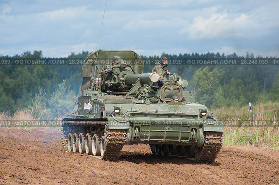 Самоходный советский 240-мм миномёт 2С4 Тюльпан (объект 240) движется по бездорожью на Международном военно-техническом форуме "Армия-2017". Московская область, полигон "Алабино" Редакционное фото, фотограф Малышев Андрей / Фотобанк Лори