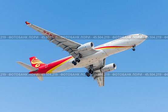 Самолёт A330 авиакомпании Hainan Airlines заходит на посадку в аэропорту. Редакционное фото, фотограф Свитич Олег / Фотобанк Лори