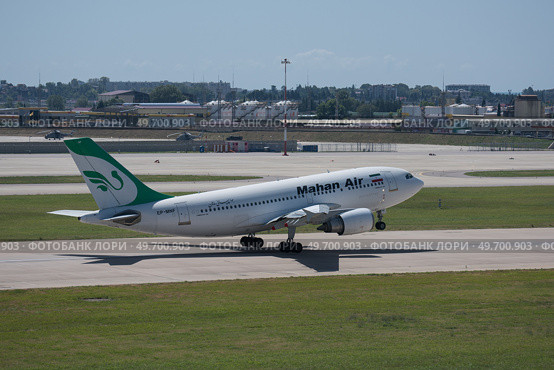 Самолет Airbus A310-300 (EP-MNF) иранской авиакомпании Mahan Air взлетает из Международного аэропорта Сочи (2016 год). Редакционное фото, фотограф Екатерина Лызлова / Фотобанк Лори