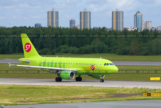 Самолет Airbus A319-100 (VP-BTS)  авиакомпании S7 - Siberia Airlines на рулеженой дорожке аэропорта Пулково летним днем. Санкт-Петербург (2018 год). Редакционное фото, фотограф Виктор Карасев / Фотобанк Лори