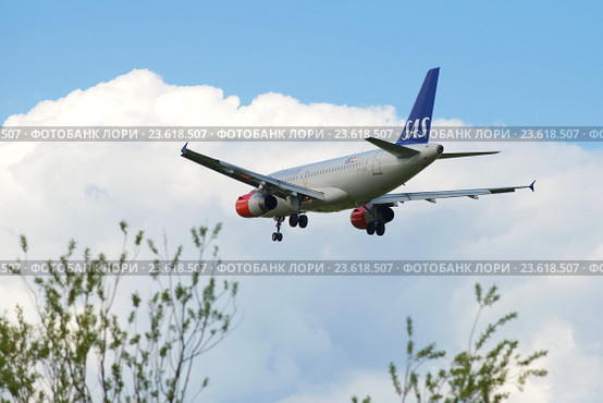 Самолет Airbus A319-131 (OY-KBR)— SAS Scandinavian Airlines перед посадкой в аэропорту Пулково (2016 год). Редакционное фото, фотограф Виктор Карасев / Фотобанк Лори