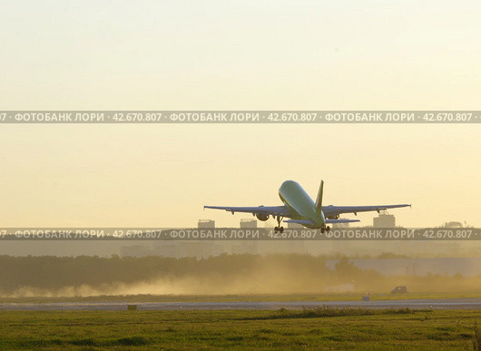 Самолёт Airbus A319 VP-BTW компании "S7 Airlines" взлетает в закат, аэропорт "Кольцово", Екатеринбург (2017 год). Редакционное фото, фотограф Алексей Иванов / Фотобанк Лори