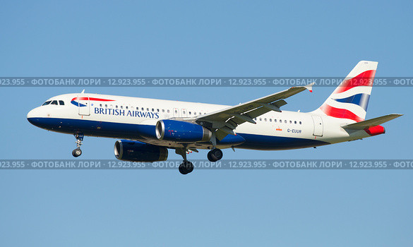 Самолет Airbus A320 (G-EUUR) компании British Airways перед посадкой в аэропорту Пулково (2015 год). Редакционное фото, фотограф Виктор Карасев / Фотобанк Лори