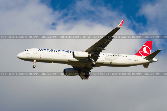 Самолет Airbus A321-200 (TC-JTM) авиакомпании "Turkish Airlines" в облачном небе (2018 год). Редакционное фото, фотограф Виктор Карасев / Фотобанк Лори
