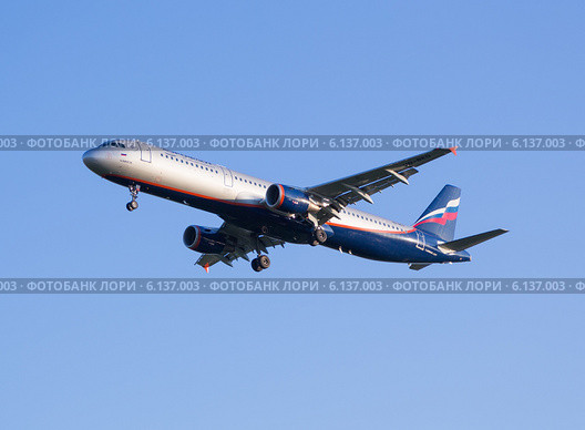 Самолет Airbus A321 авиакомпании "Аэрофлот" садится в аэропорту Шереметьево (2014 год). Редакционное фото, фотограф Александр Фрейдин / Фотобанк Лори