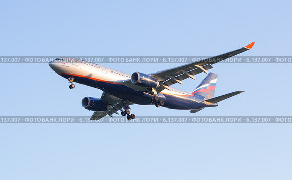 Самолет Airbus-A330 авиакомпании "Аэрофлот" заходит на посадку в аэропорту Шереметьево (2014 год). Редакционное фото, фотограф Александр Фрейдин / Фотобанк Лори