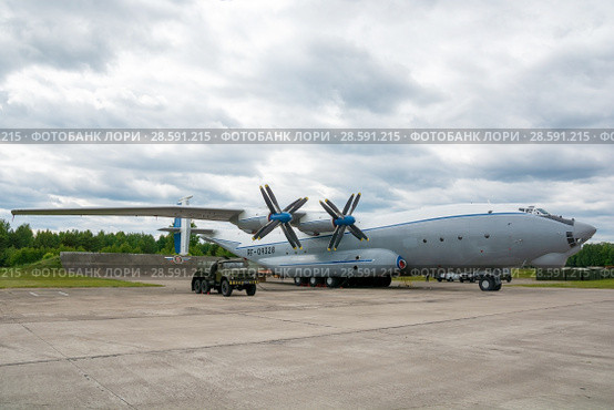 Самолет Ан-22 (бортовой RF-09328) и АПА-5Д на аэродроме Мигалово, Тверь (2018 год). Редакционное фото, фотограф Alexei Tavix / Фотобанк Лори