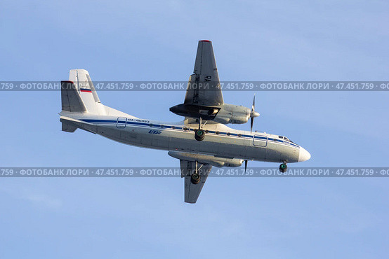 Самолет Ан-24РВ RA-46493 заходит на посадку в аэропорту Ханты-Мансийска. Редакционное фото, фотограф Илья Юрукин / Фотобанк Лори