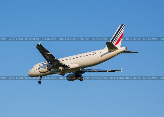 Самолет авиакомпании Air France заходит на полосу перед посадкой в аэропорту Шереметьево (2014 год). Редакционное фото, фотограф Александр Фрейдин / Фотобанк Лори