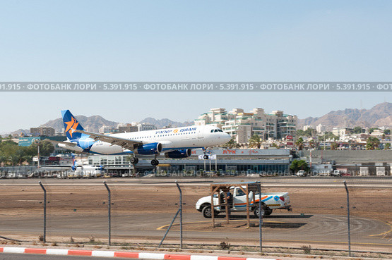 Самолет авиакомпании Israir заходит на посадку в аэропорт города Эйлат. Израиль (2013 год). Редакционное фото, фотограф Александр Овчинников / Фотобанк Лори