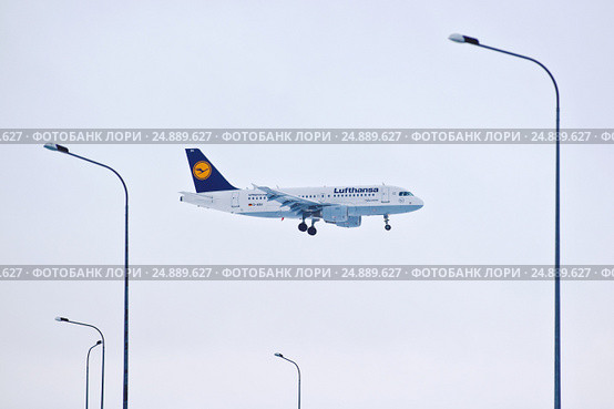 Самолет авиакомпании Lufthansa заходит на посадку в аэропорту (2015 год). Редакционное фото, фотограф Иван Козлович / Фотобанк Лори
