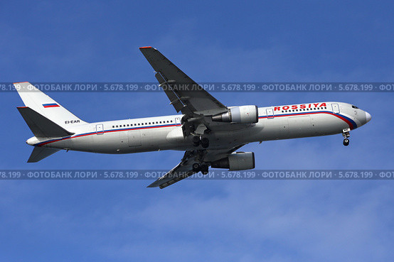 Самолет авиакомпании "Россия" (бывшая ГТК) Boeing 767-300ER (бортовой номер EI-EAR) заходит на посадку (2014 год). Редакционное фото, фотограф Алексей Гусев / Фотобанк Лори