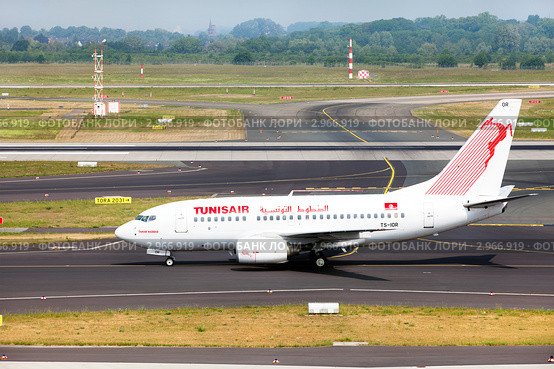 Самолет Boeing 737-6H3 авиакомпании TunisAir совершает разгон на взлетной полосе аэродрома перед взлетом (2011 год). Редакционное фото, фотограф Николай Винокуров / Фотобанк Лори