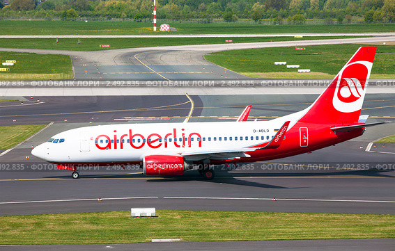 Самолет Boeing 737-76J авиакомпании AirBerlin совершает разгон на взлетной полосе аэродрома перед взлетом (2011 год). Редакционное фото, фотограф Николай Винокуров / Фотобанк Лори
