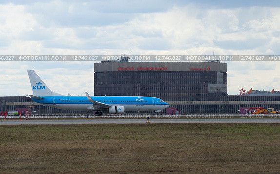 Самолет Boeing 737-800 (PH-BGA) авиакомпании KLM Royal Dutch Airlines совершил посадку в аэропорту Шереметьево (2015 год). Редакционное фото, фотограф Виктор Карасев / Фотобанк Лори
