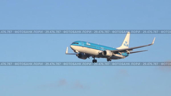 Самолет Boeing 737 авиакомпании KLM Royal Dutch на глиссаде перед посадкой в аэропорту Пулково (2018 год). Редакционное видео, видеограф Виктор Карасев / Фотобанк Лори