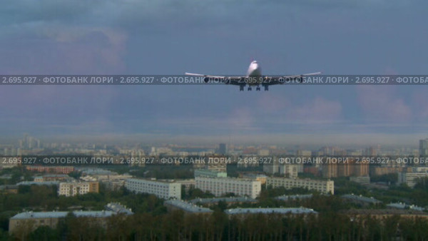 Самолет Boeing 747 над городом (2011 год). Редакционное видео, видеограф Игорь Тирский / Фотобанк Лори