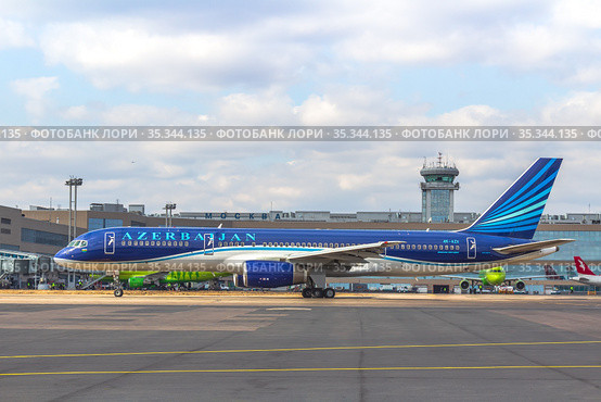 Самолет Boeing 757-200 авиакомпании Azerbaijan Airlines («AZAL - Азербайджанские Авиалинии»), бортовой номер 4K-AZII, на летном поле Московского международного аэропорта Домодедово (DME) (2019 год). Редакционное фото, фотограф Владимир Сергеев / Фотобанк Лори