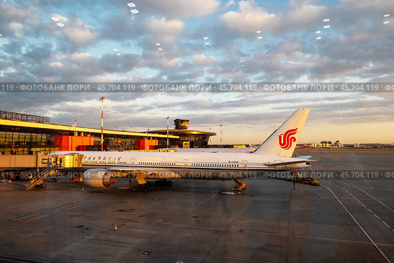 Самолет Boeing 777-300 авиакомпании  "Air China" на закате в аэропорту Шереметьево, терминал "С" Редакционное фото, фотограф Андрей Иванов / Фотобанк Лори
