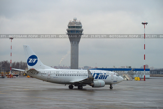 Самолет Боинг 737-500 (VQ-BJQ) авиакомпании Ютэйр перед вылетом в аэропорту Пулково (2015 год). Редакционное фото, фотограф Виктор Карасев / Фотобанк Лори