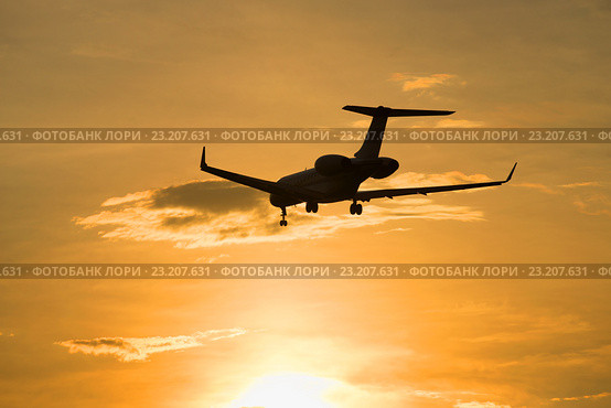 Самолет Bombardier BD-700-1A11 Global 5000 (M-KBSD) улетает в закатное небо (2016 год). Редакционное фото, фотограф Виктор Карасев / Фотобанк Лори
