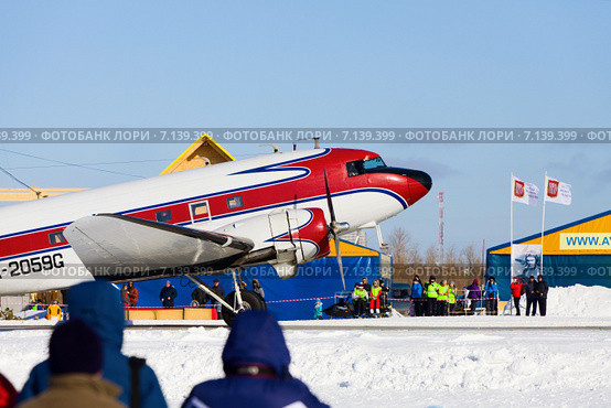 Самолет Douglas («Дуглас») DC-3 перед взлетом (2015 год). Редакционное фото, фотограф Владимир Мельников / Фотобанк Лори