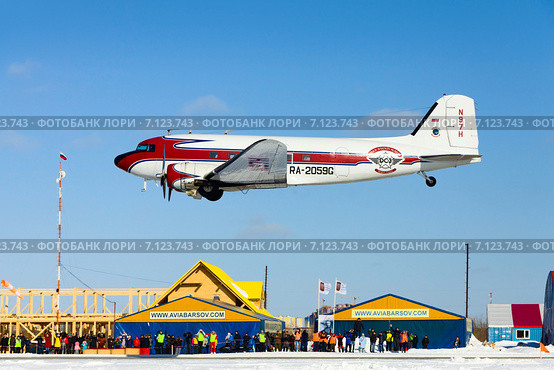 Самолет Дуглас (DC-3) в полете (2015 год). Редакционное фото, фотограф Владимир Мельников / Фотобанк Лори