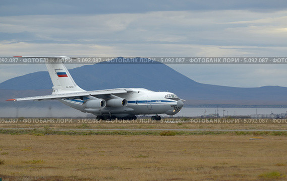 Самолёт ИЛ-76ТД на взлётной полосе на фоне горы Дионисия. Анадырь (2013 год). Редакционное фото, фотограф Максим Деминов / Фотобанк Лори
