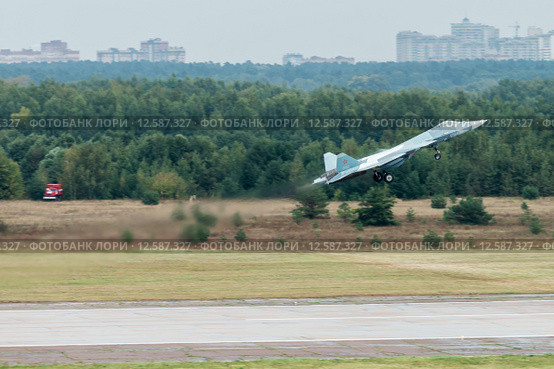 Самолет пятого поколения Т-50 (ПАК-ФА) на взлете (2015 год). Редакционное фото, фотограф Алексей Бок / Фотобанк Лори