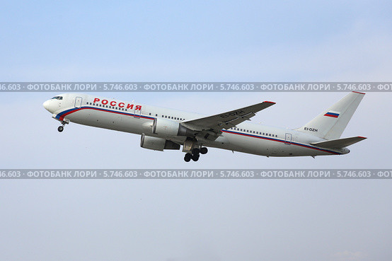 Самолет Rossiya - Russian Airlines (бывшая ГТК) Boeing 767-3Q8(ER)(бортовой номер EI-DZH ) взлетает из аэропорта Адлер (2014 год). Редакционное фото, фотограф Алексей Гусев / Фотобанк Лори