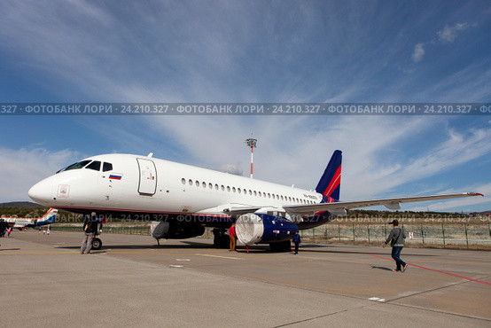Самолёт Sukhoi SuperJet 100-95 на стоянке (2016 год). Редакционное фото, фотограф Елена Олешко / Фотобанк Лори