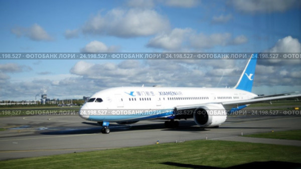 Самолет xiamenair движется. Аэропорт Схипхол. Редакционное видео, видеограф Константин Шишкин / Фотобанк Лори