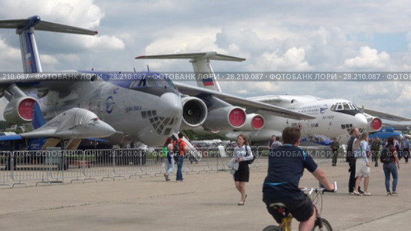 Самолеты Ил-76 на авиашоу МАКС-2017. Жуковский, Россия. Редакционное видео, видеограф Виктор Карасев / Фотобанк Лори