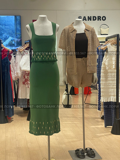 Sandro summer fashion display with green dress and crochet outfit. Редакционное фото, фотограф Данил Руденко / Фотобанк Лори
