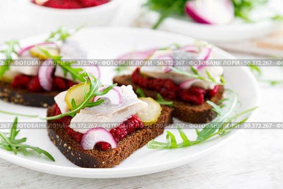 Sandwiches with salted herring fillet and beetroot pate. Стоковое фото, агентство Ingram Publishing / Фотобанк Лори