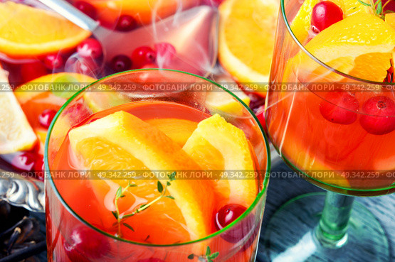 Sangria in glasses. Sangria with orange and berries in a glass goblet. Стоковое фото, агентство Ingram Publishing / Фотобанк Лори