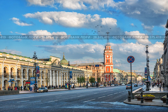 Санкт-Петербург. Башня на Невском. Nevsky Prospekt and the red building of the City Duma (2018 год). Редакционное фото, фотограф Baturina Yuliya / Фотобанк Лори