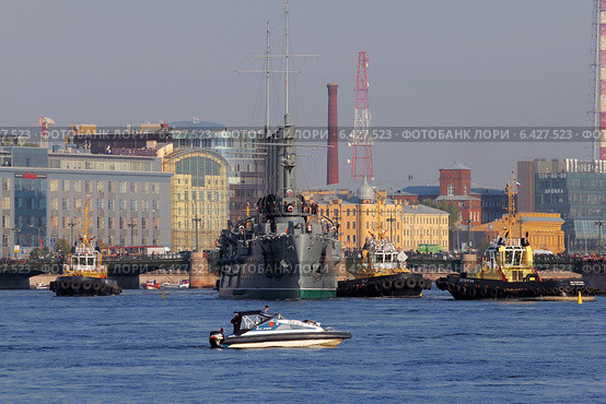Санкт-Петербург. Буксировка крейсера "Аврора" для планового ремонта в Кронштадт (2014 год). Редакционное фото, фотограф Александр Тарасенков / Фотобанк Лори