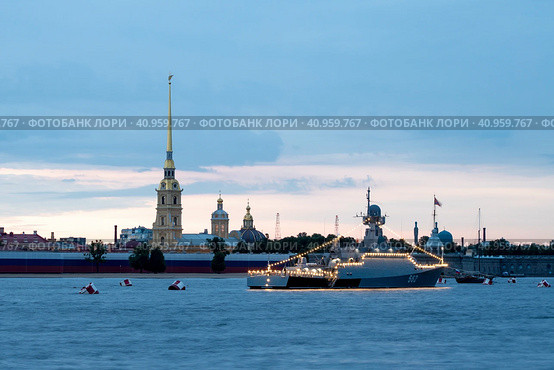 Санкт-Петербург День ВМФ.  Военный корабли в акватории Невы.Малый ракетный корабль 3 ранга "Зеленый Дол" на фоне Петропавловской крепости (2023 год). Редакционное фото, фотограф Литвяк Игорь / Фотобанк Лори