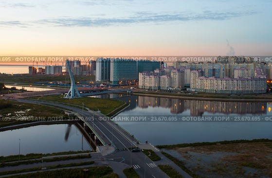 Санкт-Петербург. Квартал Балтийская жемчужина. Автомобильный мост имени Ахмата Кадырова и вантовый мост для тепломагистрали через Дудергофский канал (2016 год). Стоковое фото, фотограф Литвяк Игорь / Фотобанк Лори