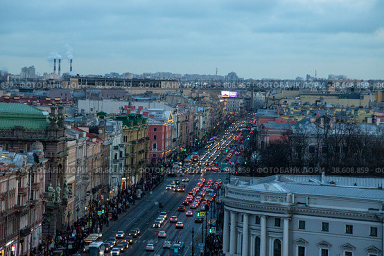 Санкт-Петербург. Новогодний город. Вид со смотровой площадки Думской башни на Невский проспект и Гостиный двор (2023 год). Редакционное фото, фотограф Литвяк Игорь / Фотобанк Лори