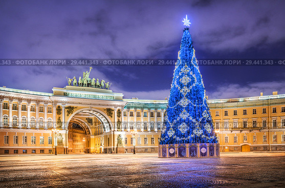 Санкт-Петербург. Новогодняя голубая ель на Дворцовой площади. New Year's blue tree on Palace Square in St. Petersburg (2018 год). Редакционное фото, фотограф Baturina Yuliya / Фотобанк Лори