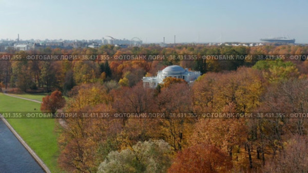 Санкт-Петербург, парк на Елагином острове, Елагиноостровский дворец. Вид с воздуха. St. Petersburg, park on Elagin Island, Elaginoostrovsky Palace. Aerial view. (2021 год). Редакционное видео, видеограф Евгений Романов / Фотобанк Лори