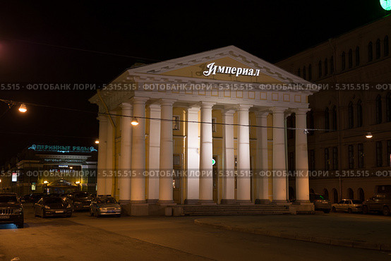 Санкт-Петербург,  Портик перинных рядов на Невском проспекте ночью (2013 год). Редакционное фото, фотограф Володина Ольга / Фотобанк Лори