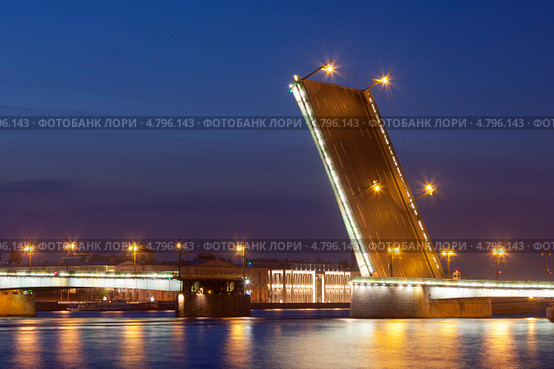 Санкт-Петербург. Разведенный Литейный мост (2013 год). Редакционное фото, фотограф Литвяк Игорь / Фотобанк Лори